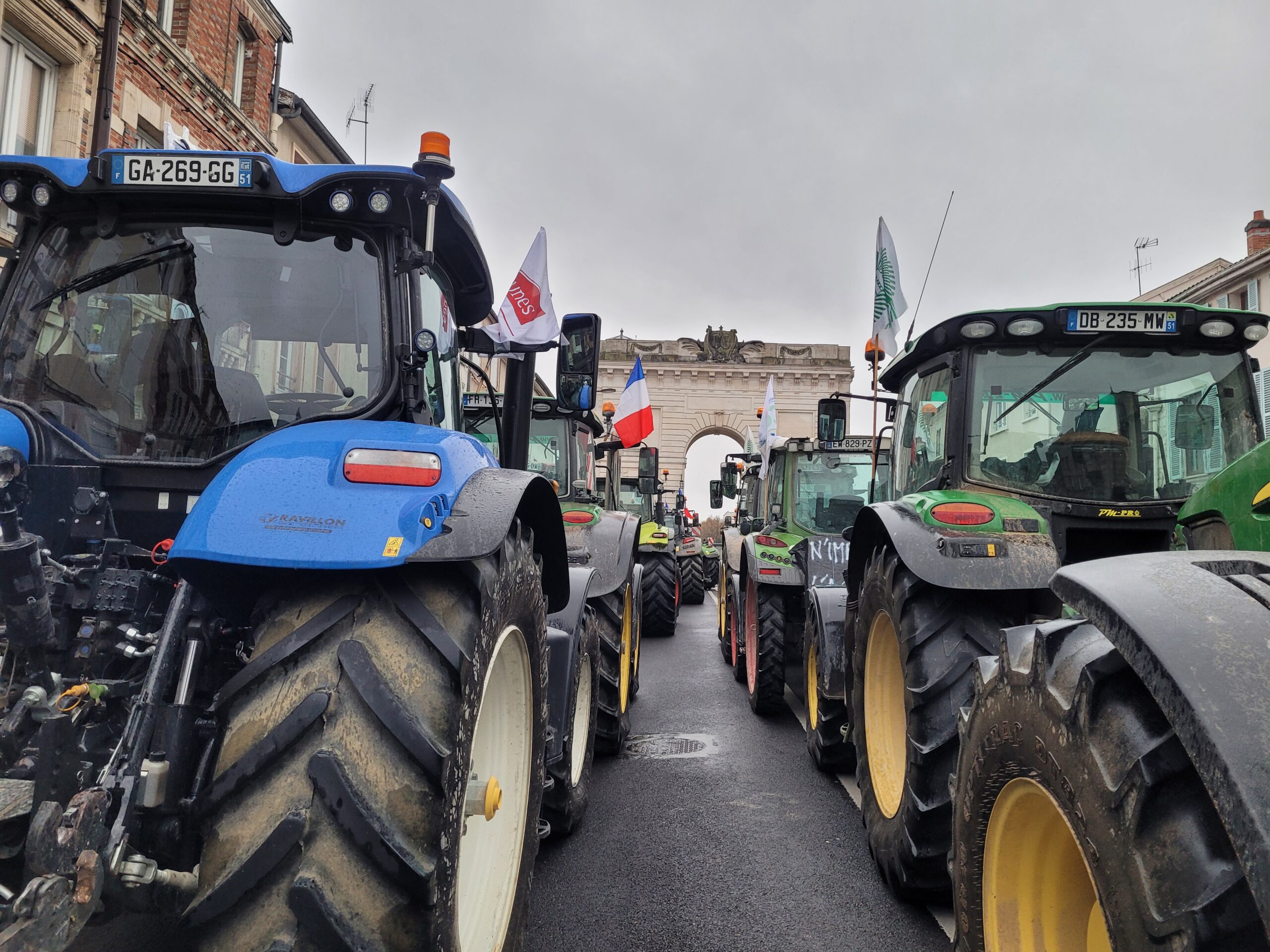 Dans la Marne, la mobilisation FDSEA/JA a rassemblé plus de 50 tracteurs et près de 300 personnes devant la Préfecture.