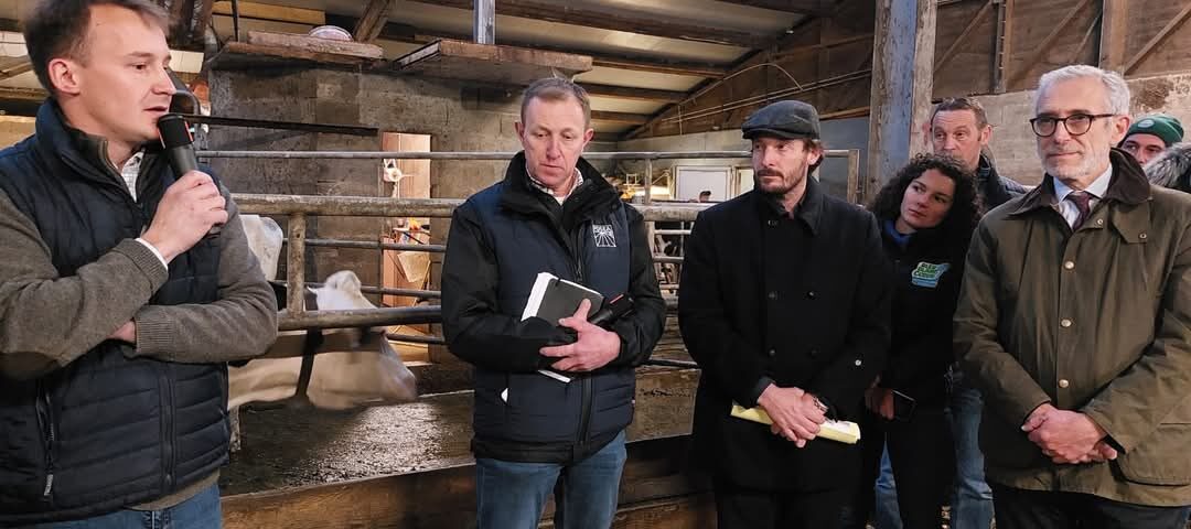 Thibaut Doyen présente son exploitation. À sa gauche, Laurent Champenois, Sylvestre Delcambre, directeur DDT et M. le Préfet de la Marne.